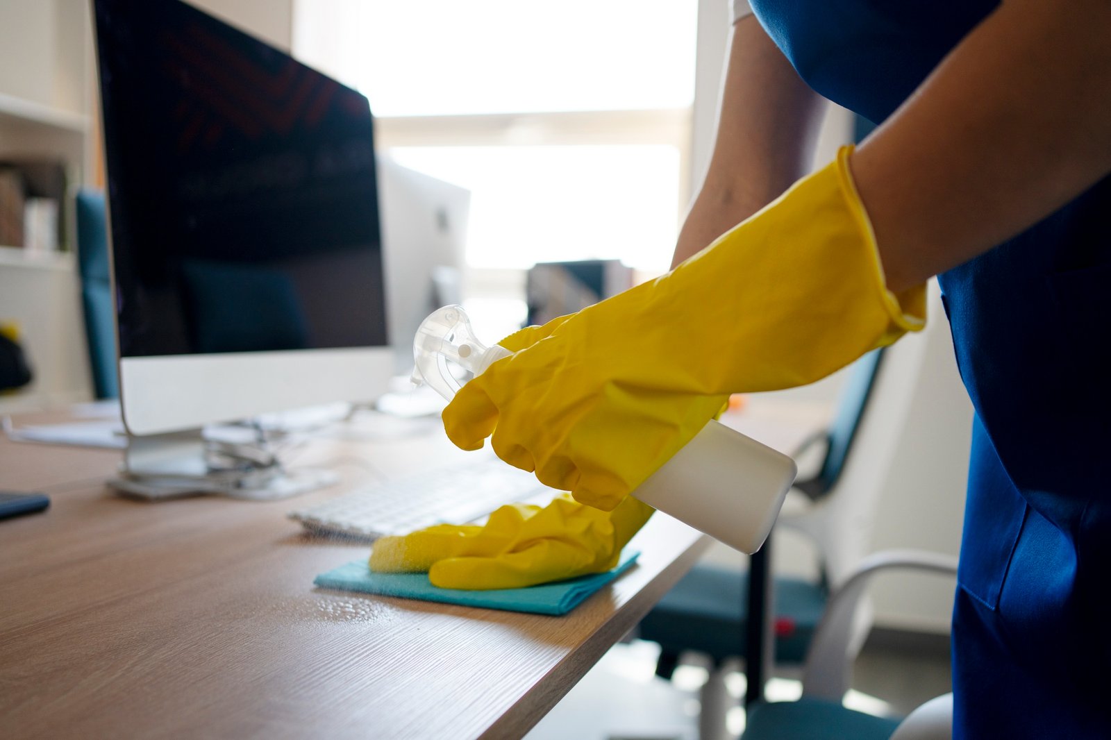Small office cleaning in Allentown PA | desks and lobby